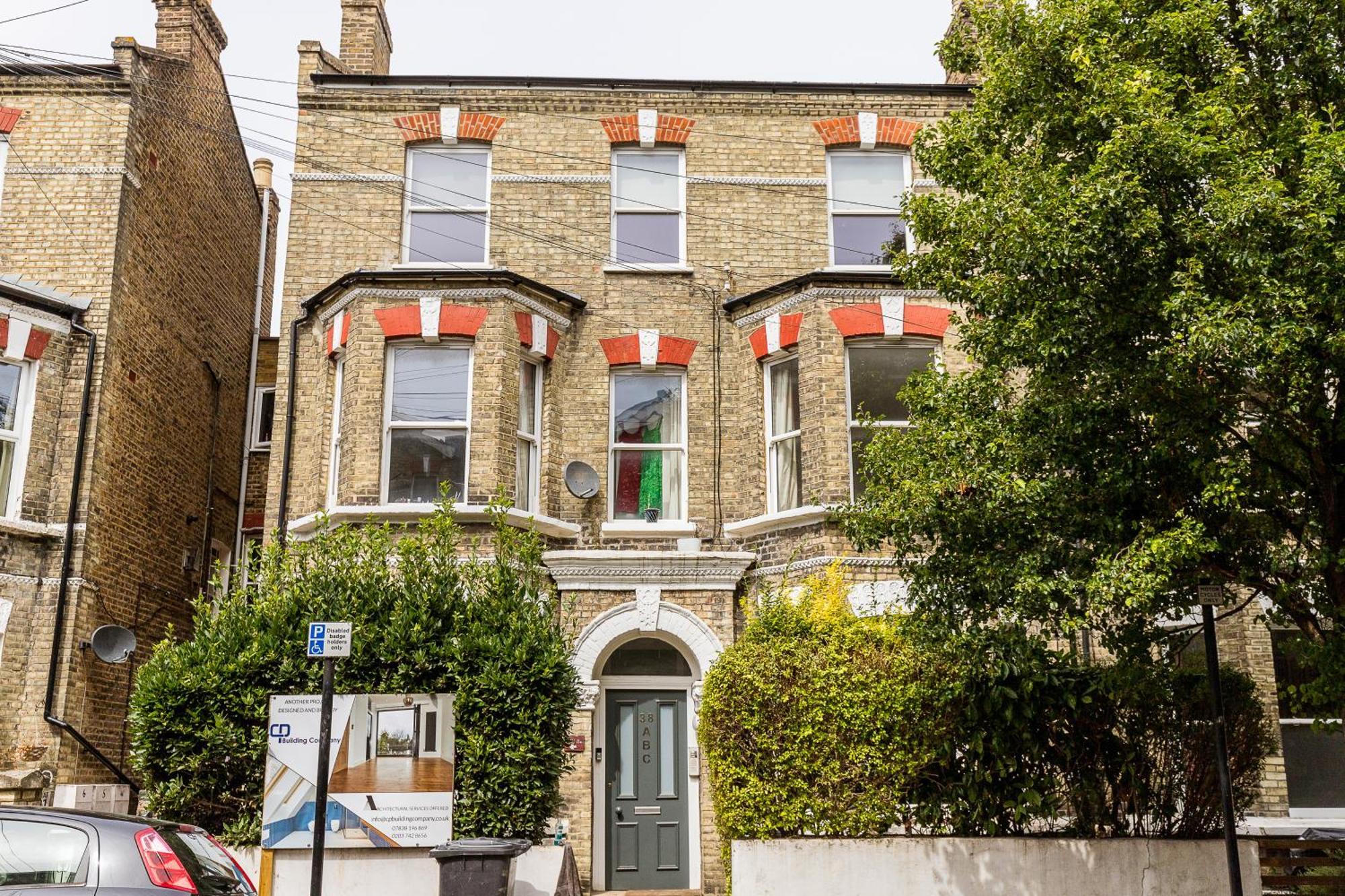 Rustic And Contemporary Haven In Brixton